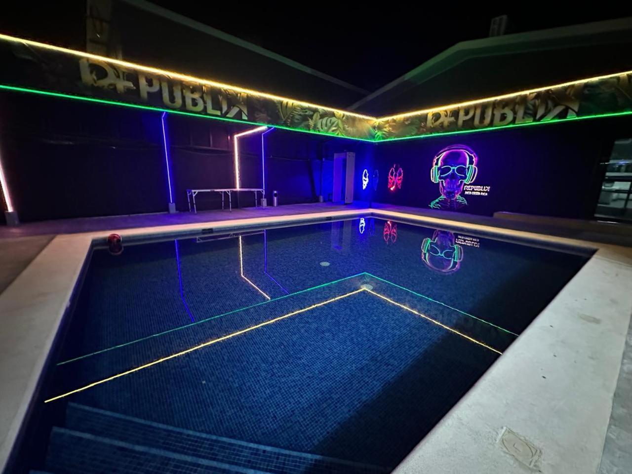 Republik Hotel, Bistro And Nightclub On Site ฆาโก ภายนอก รูปภาพ